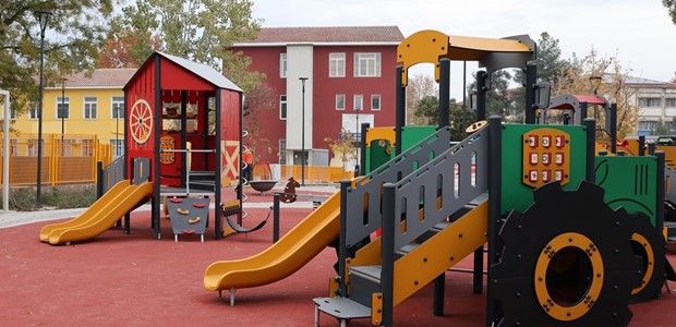 Αποκτά δέκα επιπλέον σύγχρονες παιδικές χαρές